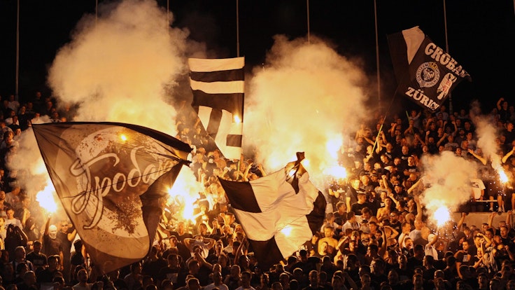 Fans von Partizan Belgrad zünden beim Derby gegen Roter Stern Pyrotechnik