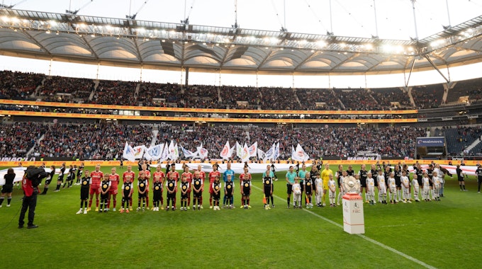 Die Mannschaften von Eintracht Frankfurt und Bayern München vor dem Auftaktspiel der Frauen-Bundesliga