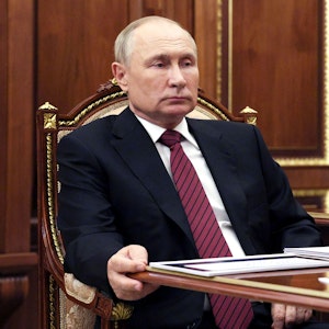 Wladimir Putin, Präsident von Russland, hört der russischen Kulturministerin Ljubimowa während ihres Treffens zu.