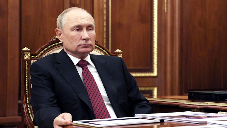 Wladimir Putin, Präsident von Russland, hört der russischen Kulturministerin Ljubimowa während ihres Treffens zu.