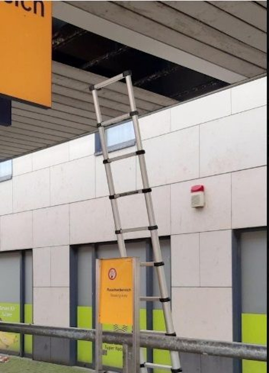 Eine Leiter steht an Bahnsteig 5 des Bonner Hauptbahnhofs, von der Dachverkleidung fehlen drei Bretter.