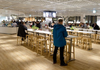Besucher des Ikea-Einrichtungshauses in Hamburg-Altona stehen am 26. Januar 2015 in Hamburg in der Filiale im Restaurant.