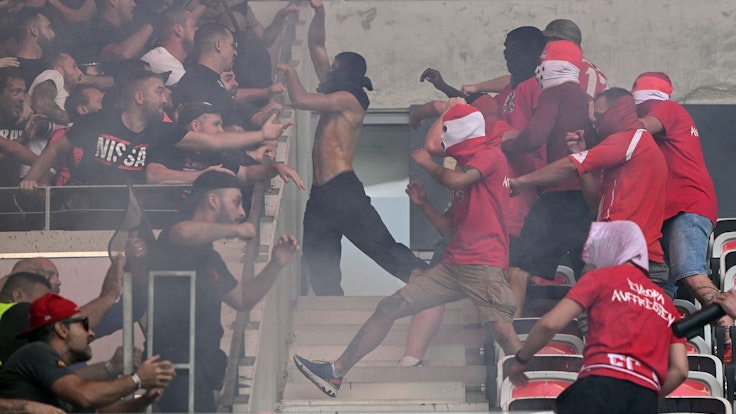Das Auftakt-Spiel des 1. FC Köln in der Conference League bei OGC Nizza war von massiven Krawallen überschattet worden.
