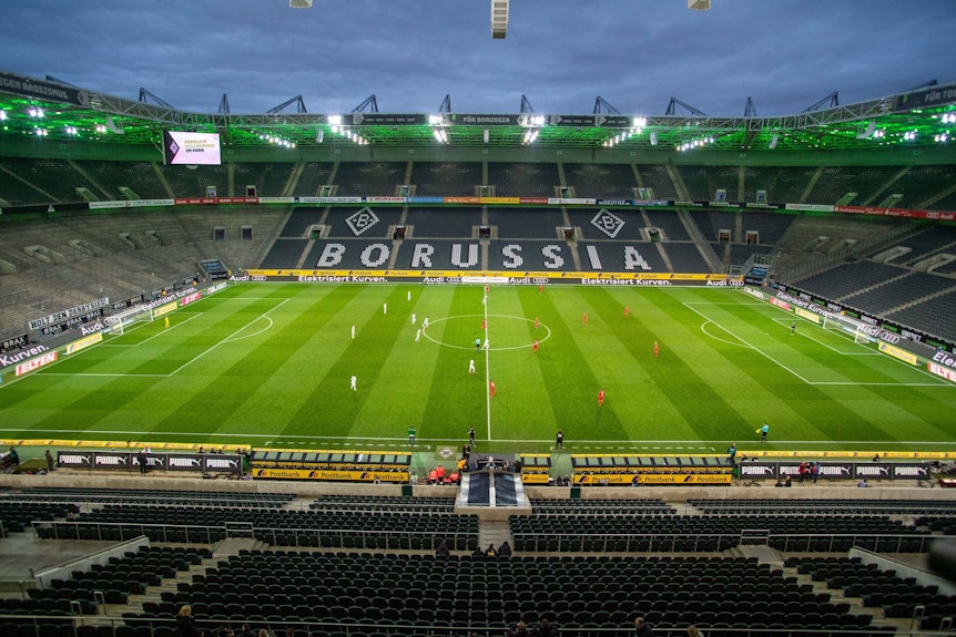 Das Rheinische Derby zwischen Borussia Mönchengladbach und dem 1. FC Köln am 11. März 2020 war das erste Geisterspiel der Bundesliga-Geschichte. Das Foto zeigt den Anpfiff des Spiels im menschenleeren Borussia-Park.