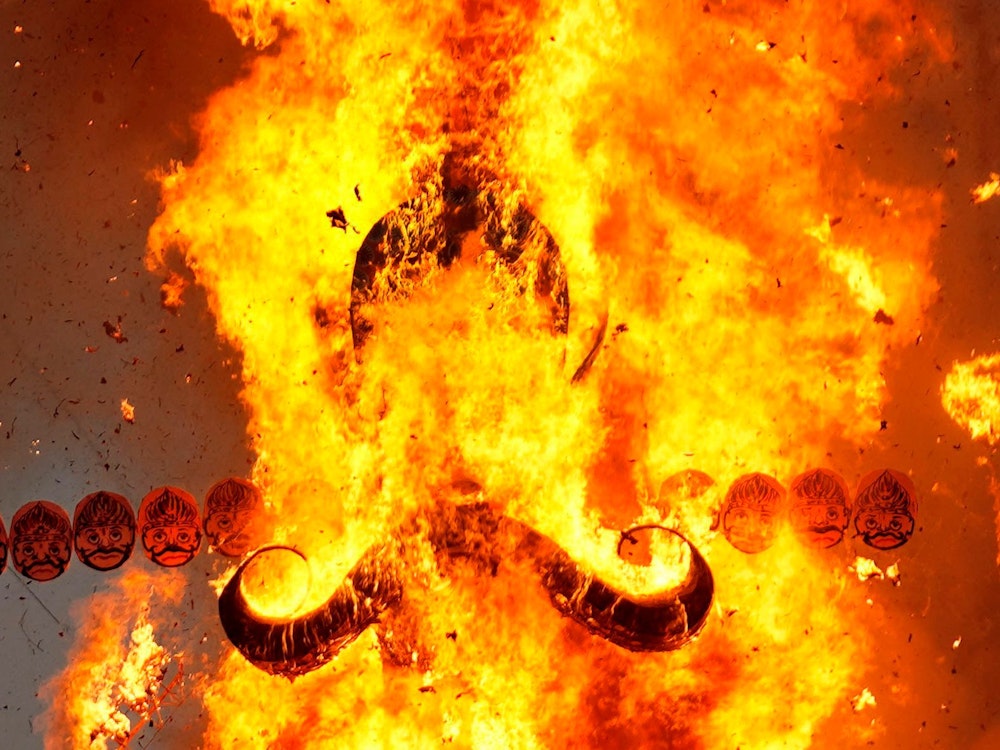 Ein Bildnis des mythischen Dämonenkönigs Ravana geht in Flammen auf.