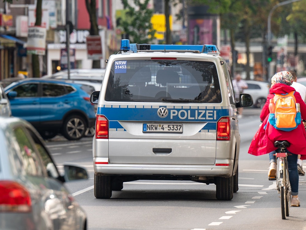 Ein Polizeiauto fährt auf der Kalker Hauptstraße.