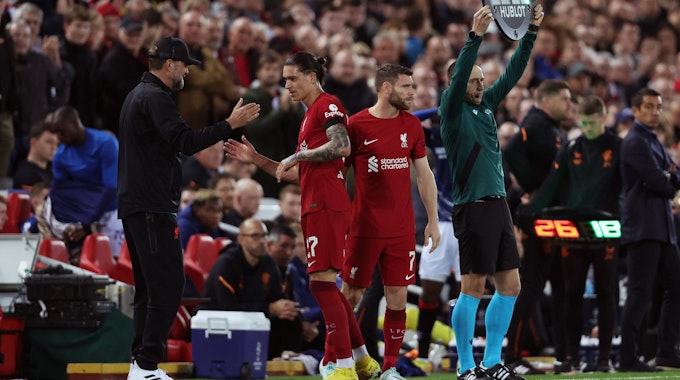 Jürgen Klopp spricht in der Champions League mit Liverpool-Stürmer Darwin Núñez
