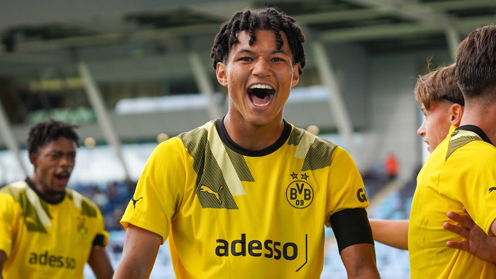 Paris Brunner bejubelt ein Tor für Borussia Dortmund in der Youth League.
