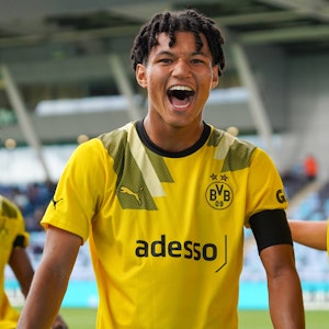 Paris Brunner bejubelt ein Tor für Borussia Dortmund in der Youth League.