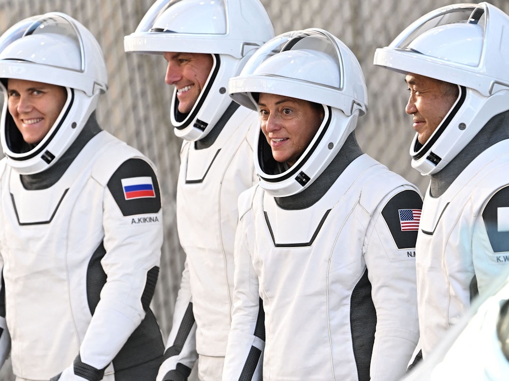 Die russische Kosmonautin Anna Kikina, die NASA-Astronauten Josh Cassada und Nicole Mann sowie die japanische Astronautin Koichi Wakata erscheinen zum Raketenstart der Falcon 9 des Raumfahrtunternehmens SpaceX.