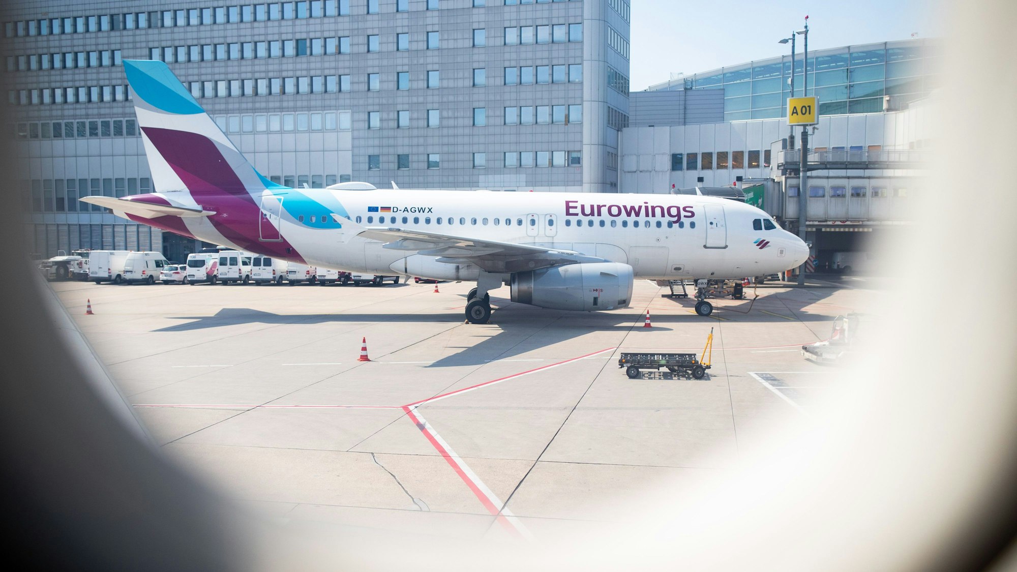 Eine Eurowings-Maschine steht am 23. Juni 2020 am Flughafen in Düsseldorf.