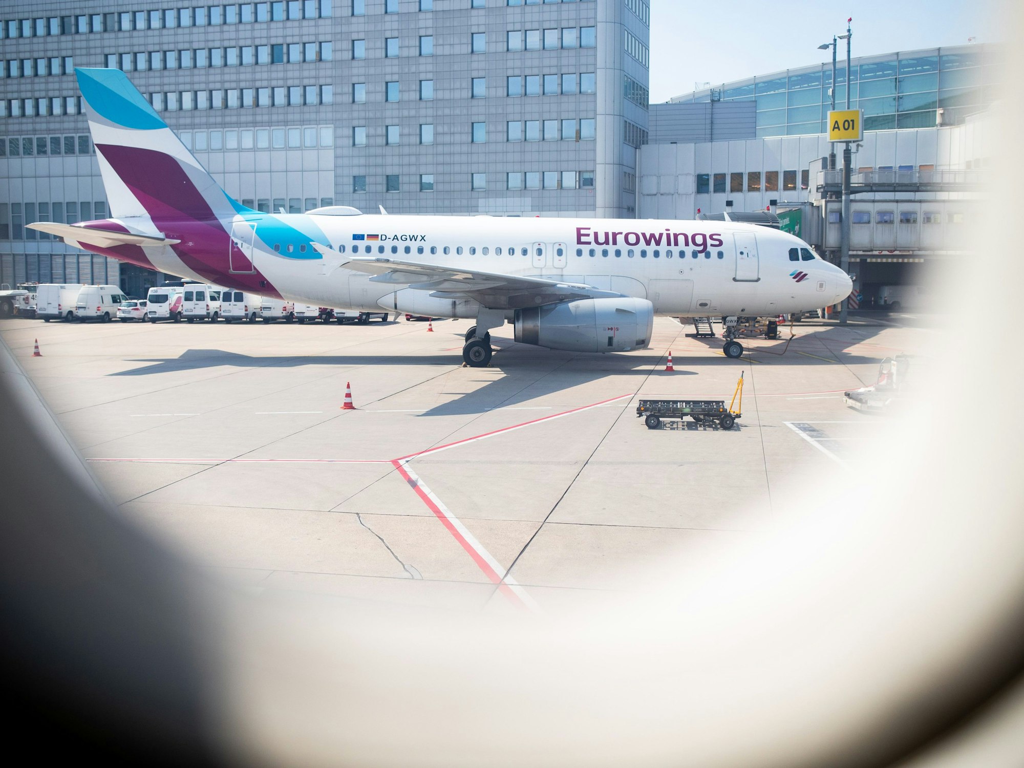 Eine Maschine von Eurowings steht auf dem Flughafen Düsseldorf.