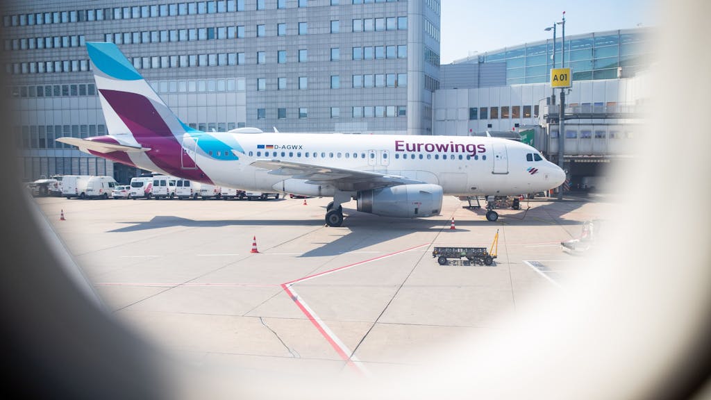 Eine Maschine von Eurowings steht auf dem Flughafen Düsseldorf.