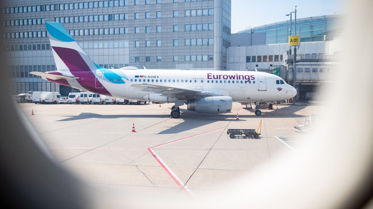 Eine Maschine von Eurowings steht auf dem Flughafen.