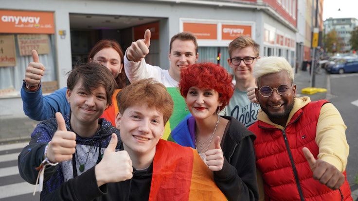 Jugendliche aus Köln posieren vor der Beratungsstelle „anyway“.