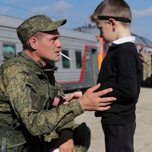 Ein russischer Rekrut spricht am 29. September 2022 in Prudboi mit seinem Sohn, bevor er einen Zug am Bahnhof in die Region Wolgograd, nimmt.