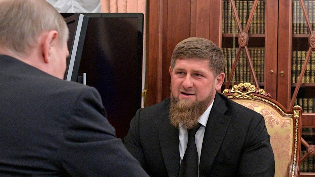 Der russische Präsident Wladimir Putin (l) trifft Ramsan Kadyrow, den Präsidenten der russischen Teilrepublik Tschetschenien, am 19. April 2017 in Moskau (Russland).