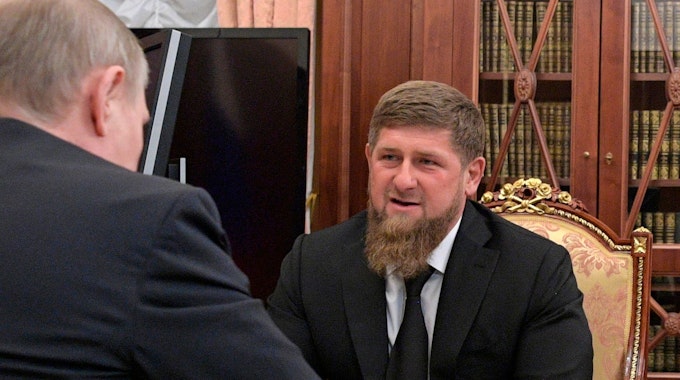 Der russische Präsident Wladimir Putin (l) trifft Ramsan Kadyrow, den Präsidenten der russischen Teilrepublik Tschetschenien, am 19. April 2017 in Moskau (Russland).