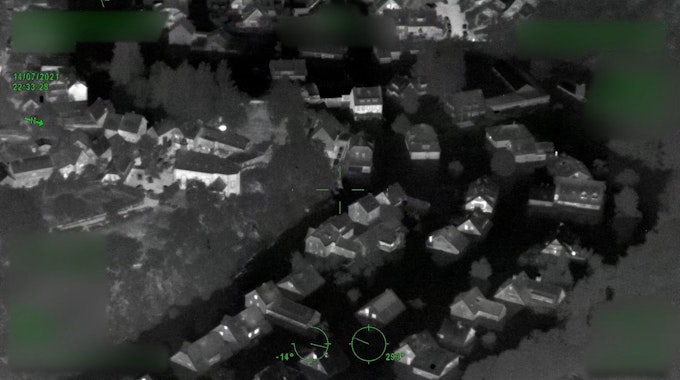 Das Standbild aus einem Video zeigt Häuser, die von Wasser eingeschlossen sind.