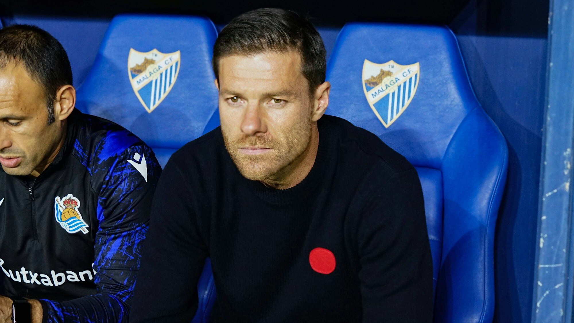 Xabi Alonso sitzt bei einem Spiel von Real Sociedad B auf der Trainerbank