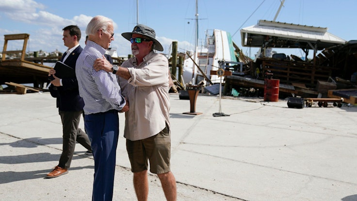 US-Präsident Joe Biden spricht mit dem Bürgermeister von Fort Myers Beach, Ray Murphy, während er am Mittwoch, 5. Oktober 2022, das vom Hurrikan „Ian“ betroffene Gebiet bereiste.