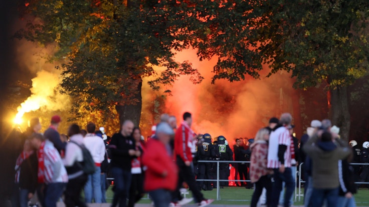 Die Fans von Partizan Belgrad marschieren am Donnerstagabend (6. Oktober 2022) zum Rhein-Energie-Stadion und zünden Pyrotechnik.