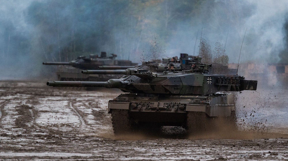 Kampfpanzer der Bundeswehr vom Typ „Leopard 2A6“ fahren bei einer Übung am 11. Oktober 2019 durch den Schlamm.