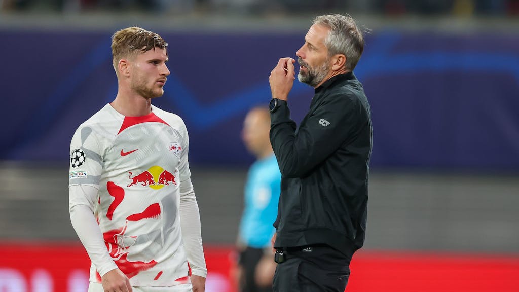 Leipzigs Spieler Timo Werner und Trainer Marco Rose unterhalten sich während einer Video-Assist-Phase.&nbsp;