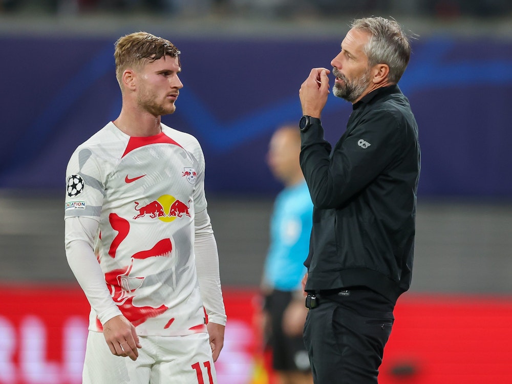 Leipzigs Spieler Timo Werner und Trainer Marco Rose unterhalten sich während einer Video-Assist-Phase.