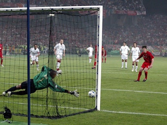 Liverpools' Xabi Alonso (r) schießt einen Elfmeter auf das Tor von Milans Torwart Dida (l).