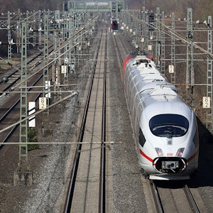 Ein ICE fährt in Leverkusen über die Bahnstrecke Köln/Düsseldorf.