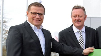 Gladbach-Manager Roland Virkus (r.) mit seinem Amts-Vorgänger Max Eberl (l.). Dieses Foto zeigt die beiden am 12. März 2019 bei einem Pressetermin im Borussia-Park. Virkus und Eberl lächeln in die Kamera.