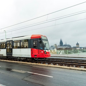 Ein Einzelzug der KVB-Straßenbahnlinie 3 fährt über die Severinsbrücke in Köln. Im Hintergrund ist der Dom zu sehen.