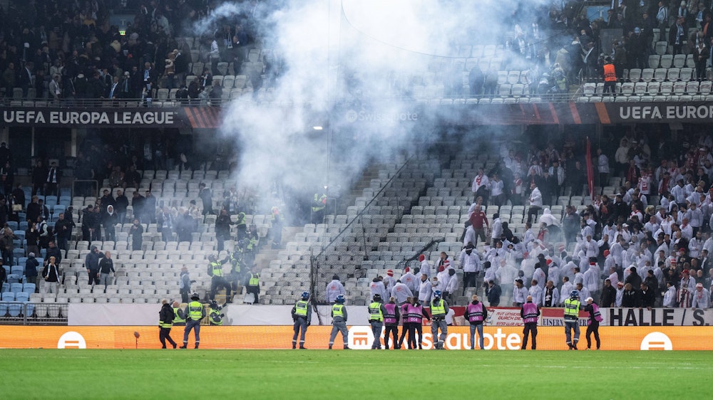 Sicherheitskräfte rücken beim Gastspiel von Union Berlin bei Malmö FF an, während die Partie der Europa League nach Ausschreitungen unterbrochen ist.