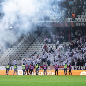 Sicherheitskräfte rücken beim Gastspiel von Union Berlin bei Malmö FF an, während die Partie der Europa League nach Ausschreitungen unterbrochen ist.