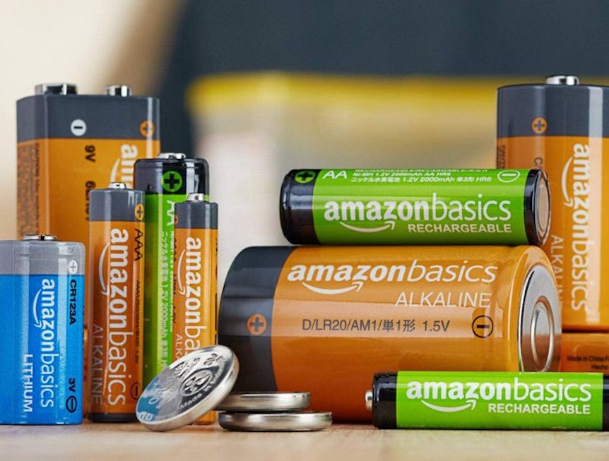 Auf dem Bild sind Batterien von Amazon in diversen Ausführungen und Farben zu sehen.