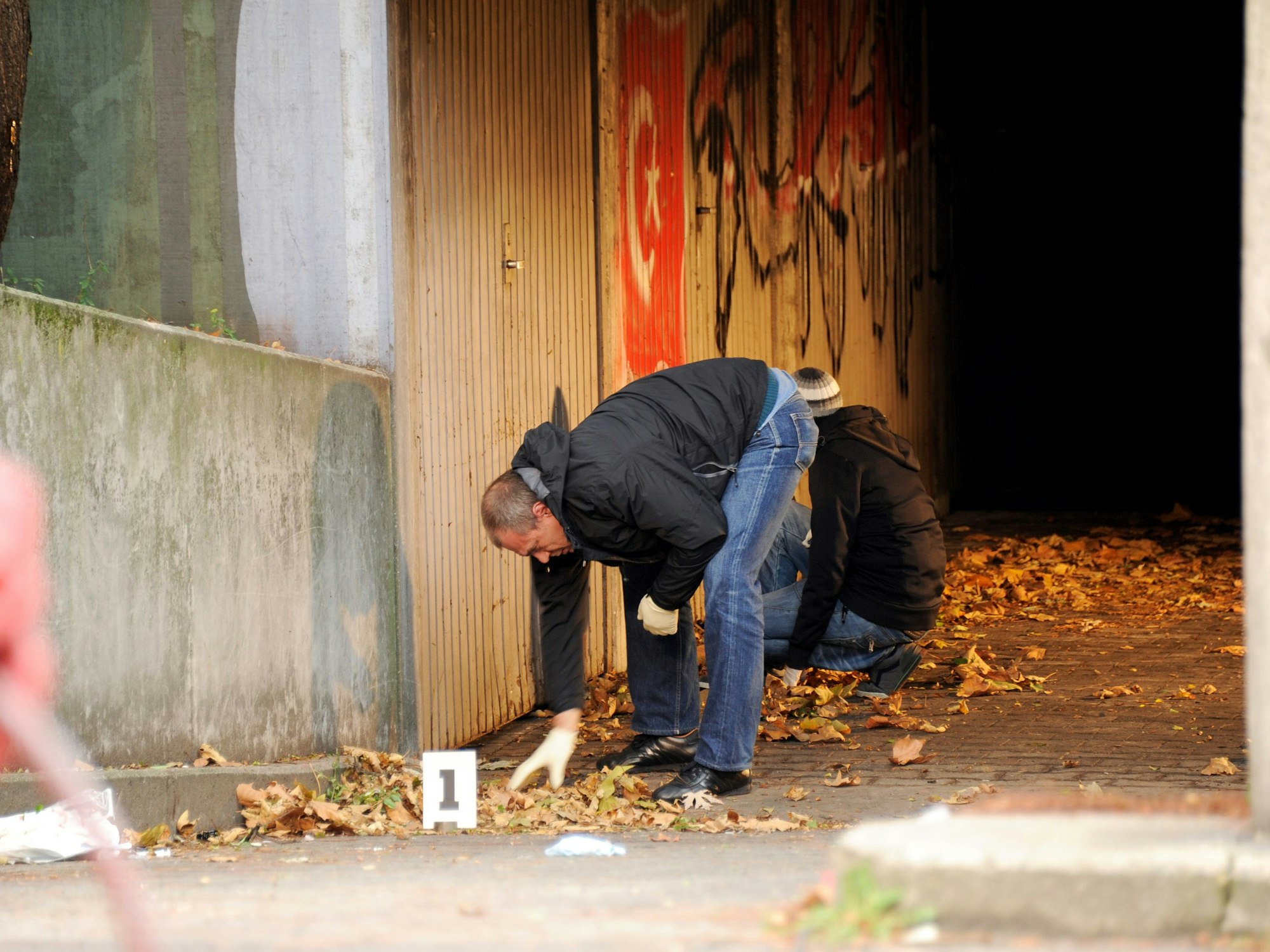 Das Symbolfoto zeigt Kriminalbeamte, die im November 2013 einen Tatort in Ludwigshafen (Rheinland-Pfalz) untersuchen.