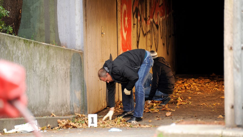 Das Symbolfoto zeigt Kriminalbeamte, die im November 2013 einen Tatort in Ludwigshafen (Rheinland-Pfalz) untersuchen.