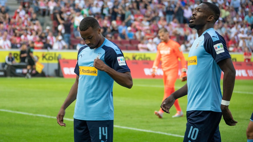 Alassane Plea (l.) und Marcus Thuram (r.) feiern das 1:0 von Borussia Mönchengladbach gegen den 1. FC Köln (14. September 2019).