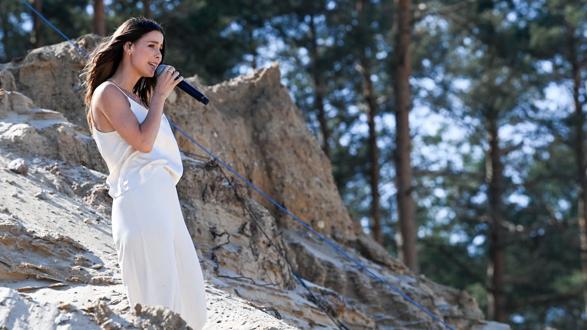 Die Sängerin Lena Meyer-Landrut gibt beim Launch ihres Modelabels „a lot less“ beim Fashion-Onlinehändler About You ein Live-Konzert auf dem Gelände einer Kiesgrube.&nbsp;