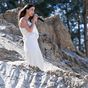 Die Sängerin Lena Meyer-Landrut gibt beim Launch ihres Modelabels „a lot less“ beim Fashion-Onlinehändler About You ein Live-Konzert auf dem Gelände einer Kiesgrube.