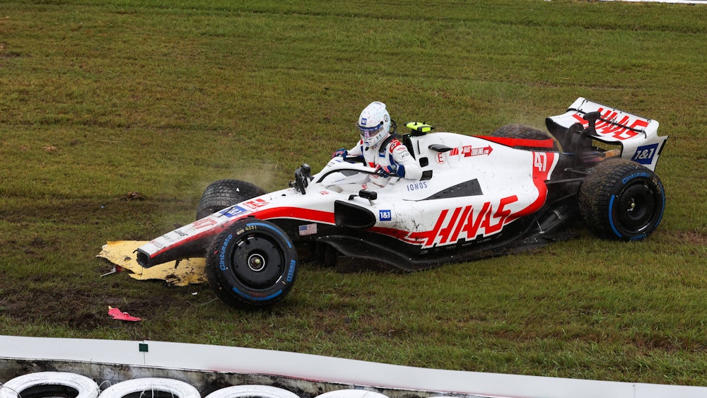 Mick Schumacher steigt nach seinem Crash aus dem Formel-1-Auto aus.