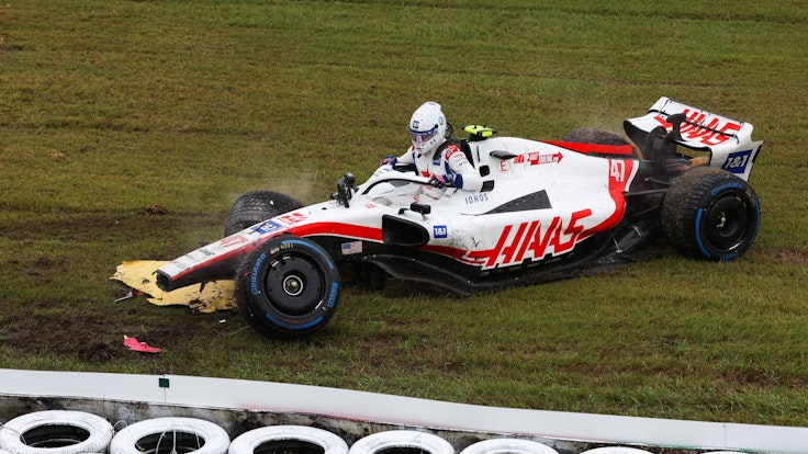 Mick Schumacher steigt nach seinem Crash aus dem Formel-1-Auto aus.