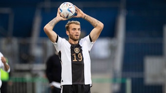 Jordan Beyer spielt für die Deutschlands U21-Auswahl im Länderspiel gegen Frankreich am 23. September 2022.