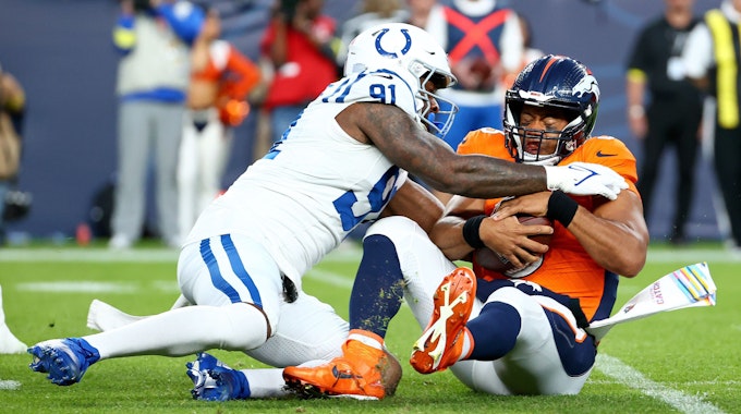 Russell Wilson von den Denver Broncos wird von Yannick Ngakouevon den Indianapolis Colts gestoppt.
