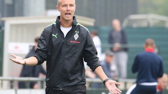 Sebastian König, Trainer der U19 von Borussia Mönchengladbach am 20. August 2022 beim A-Junioren-Bundesligaspiel gegen den Bonner SC. König gestikuliert mit den Armen und ruft verärgert.