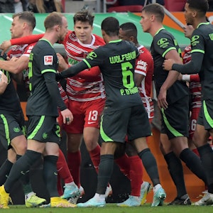Die Spieler des FC Augsburg und des VfL Wolfsburg in einer Rudelbildung.