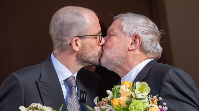 Der ehemalige Benediktiner-Mönch Anselm Bilgri und sein Mann Markus küssen sich 2021 nach ihrer standesamtlichen Trauung.