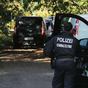 Eine Kriminaltechnikerin steht in der Nähe vom S-Bahnhof Hohenschönhausen neben Fahrzeugen der Polizei. Bislang haben aber weder die Bahn noch die Polizei betätigt, dass der abgebildete Einsatz in Hohenschönhausen im Zusammenhang mit den Sabotageakten steht.