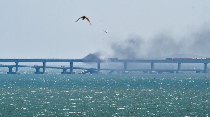 Ein Hubschrauber wirft Wasser ab, um das Feuer auf der Krim-Brücke zu stoppen, die das russische Festland und die Halbinsel Krim über die Straße von Kertsch verbindet.&nbsp;